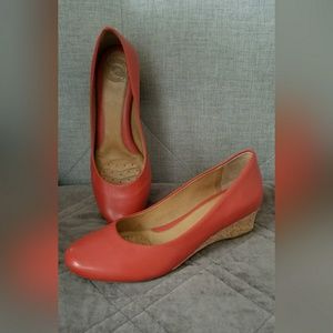 Round toe comfortable cork heel wedges.